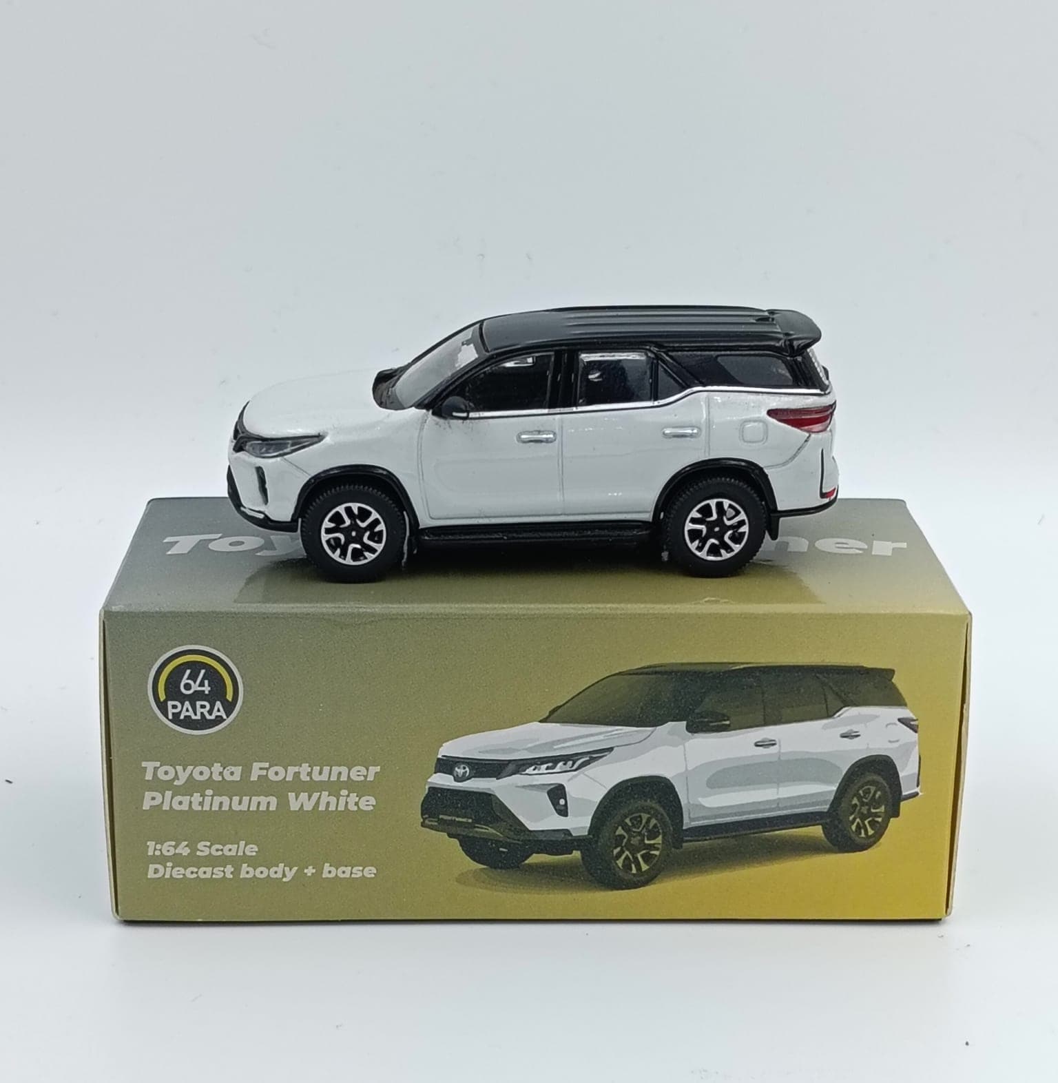 64 PARA Toyota Fortuner Platinum White - Image 1